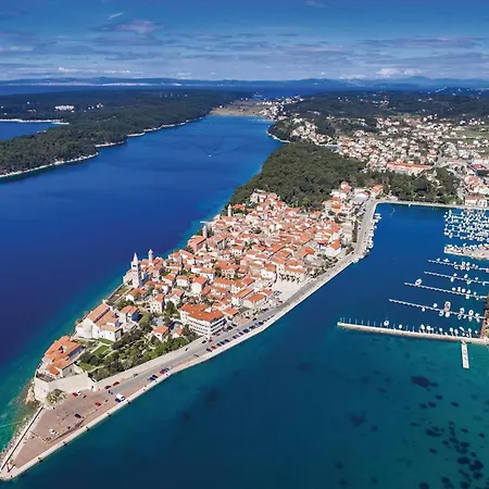 公寓 Lovely In With Wifi Banjol